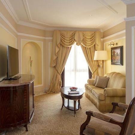 ザ リージェンシー ホテル クウェート エクステリア 写真 A living room at the Ritz-Carlton, Tarrant County