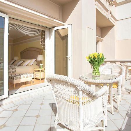 ザ リージェンシー ホテル クウェート エクステリア 写真 A balcony