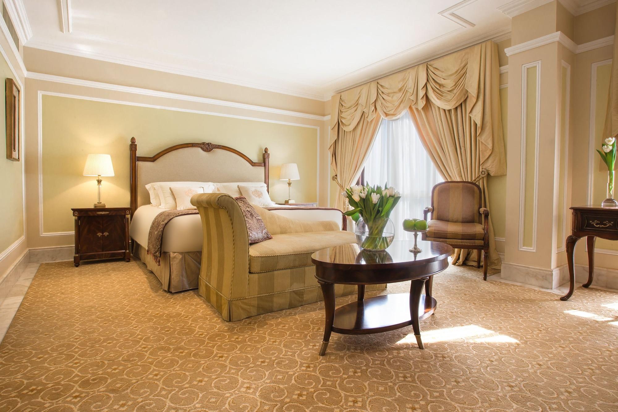 ザ リージェンシー ホテル クウェート エクステリア 写真 A bedroom at the Ritz-Carlton, Boston
