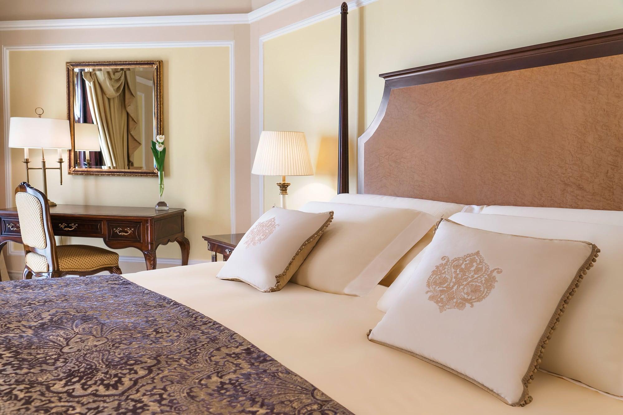 ザ リージェンシー ホテル クウェート エクステリア 写真 A bedroom at the Four Seasons Hotel