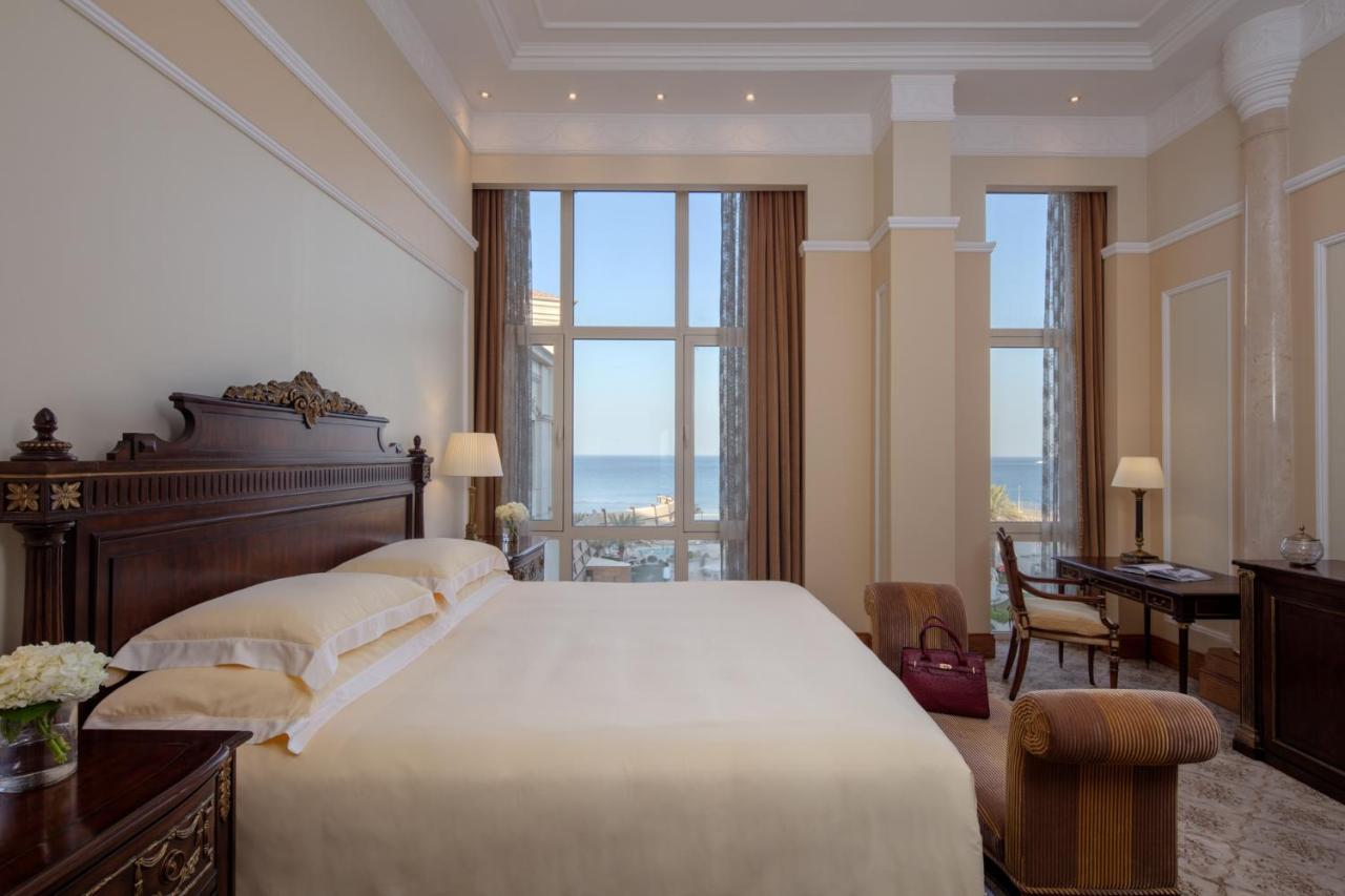 ザ リージェンシー ホテル クウェート エクステリア 写真 A bedroom at the hotel