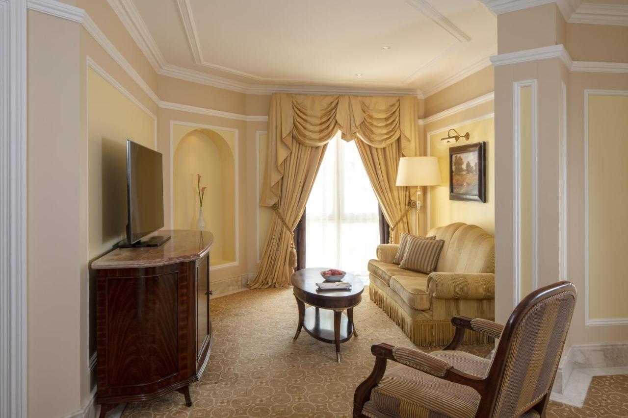 ザ リージェンシー ホテル クウェート エクステリア 写真 A living room at the Ritz-Carlton, Tarrant County