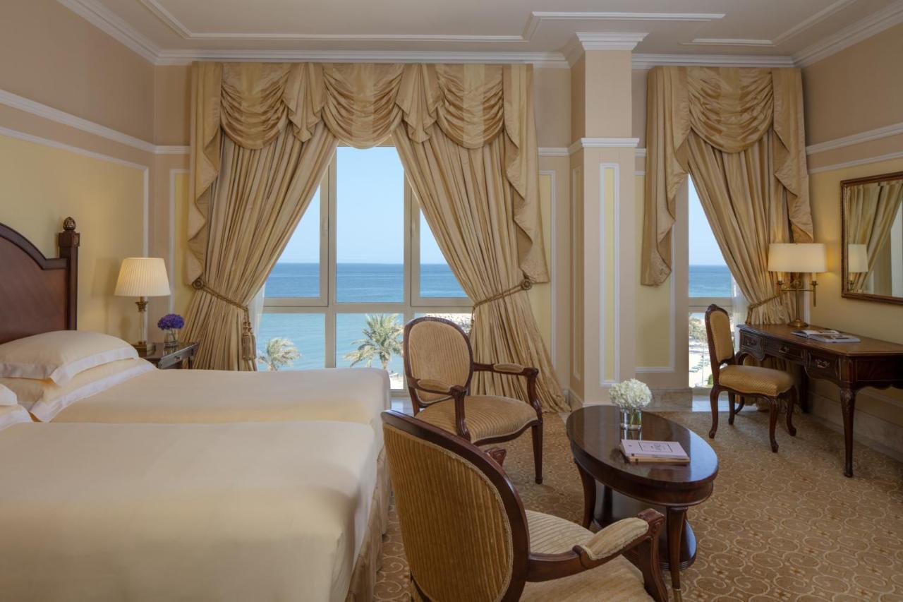 ザ リージェンシー ホテル クウェート エクステリア 写真 A room at the Four Seasons Hotel