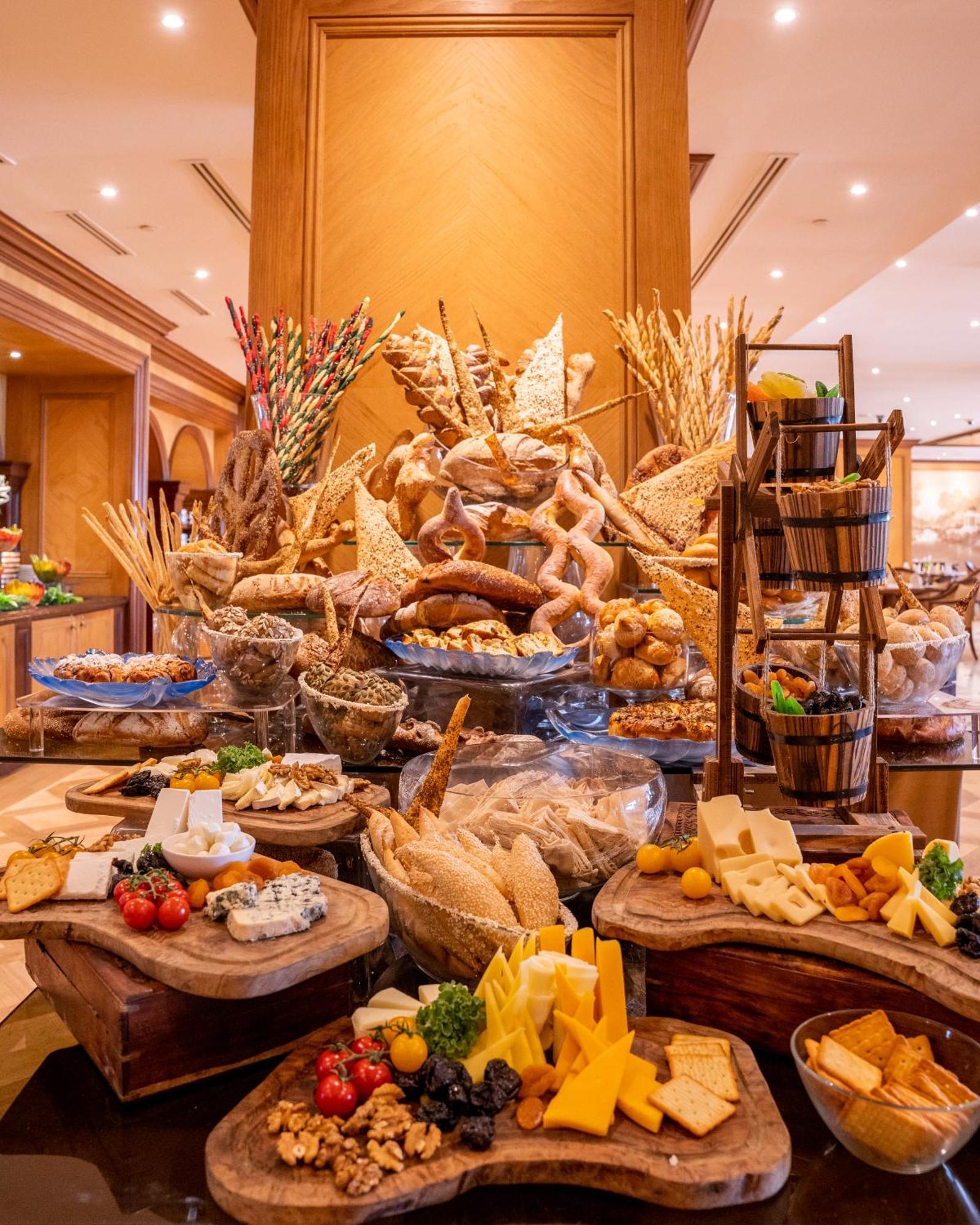 ザ リージェンシー ホテル クウェート エクステリア 写真 A cheese display at a buffet