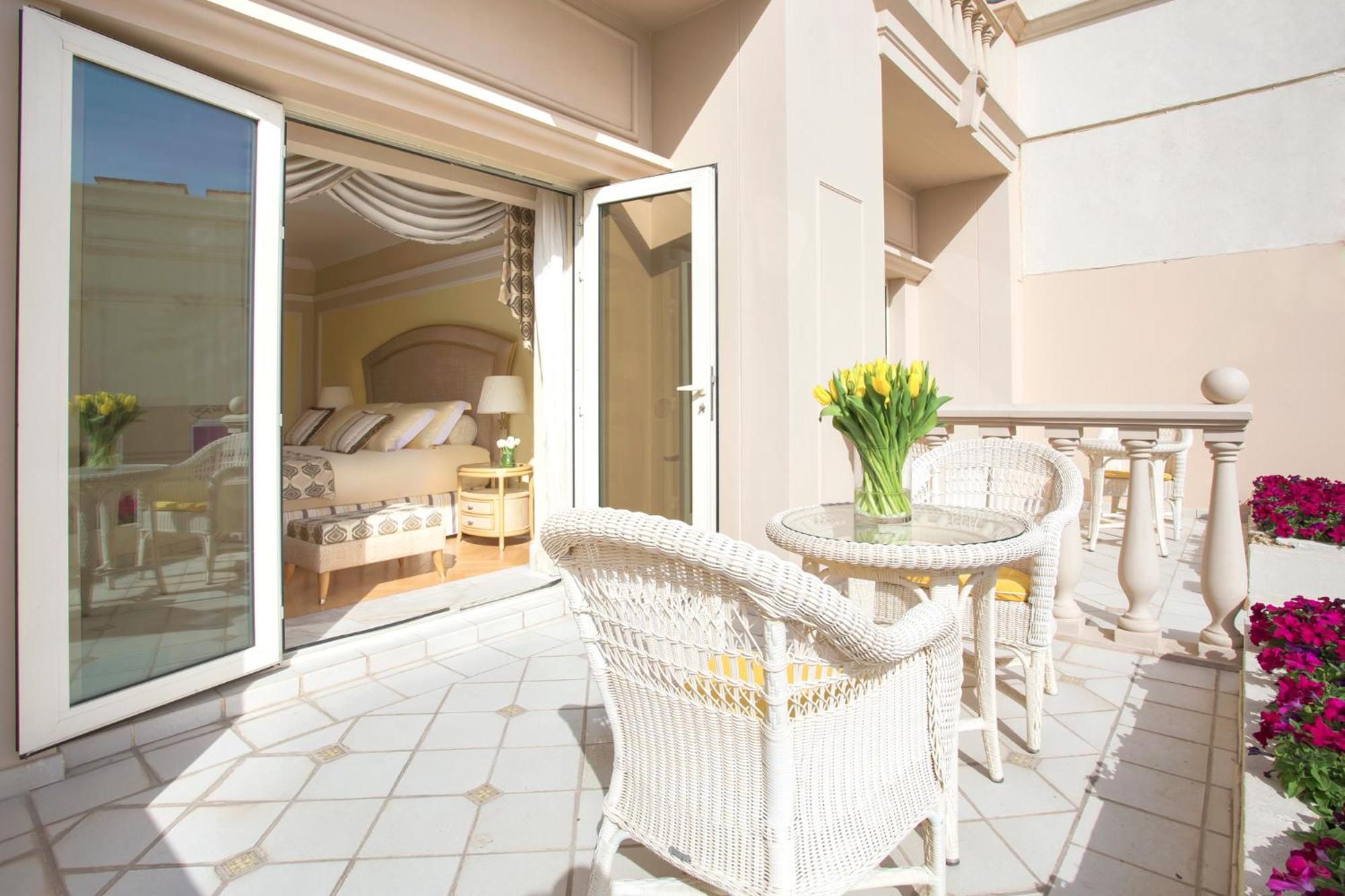 ザ リージェンシー ホテル クウェート エクステリア 写真 A balcony