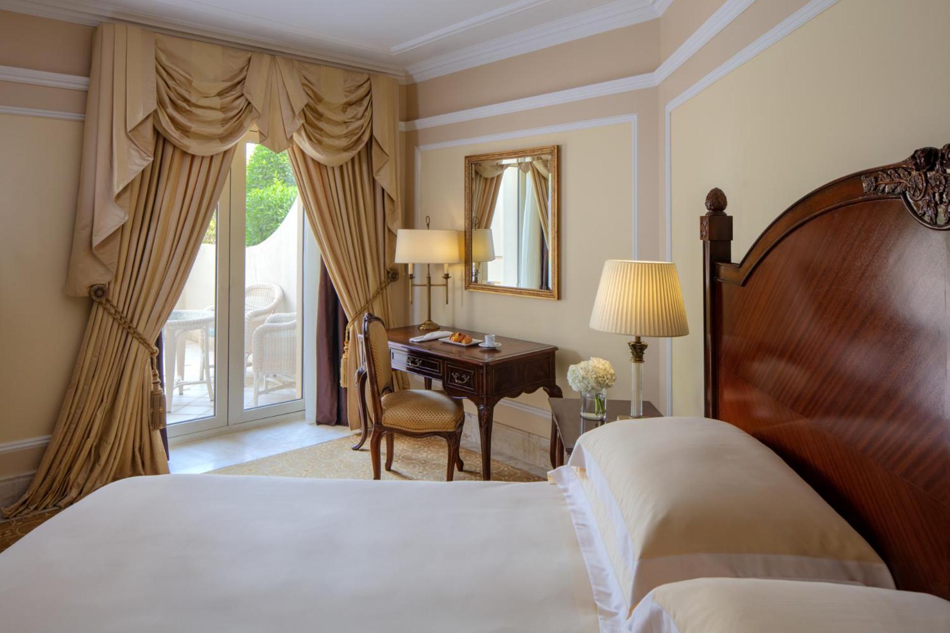 ザ リージェンシー ホテル クウェート エクステリア 写真 A bedroom at the hotel