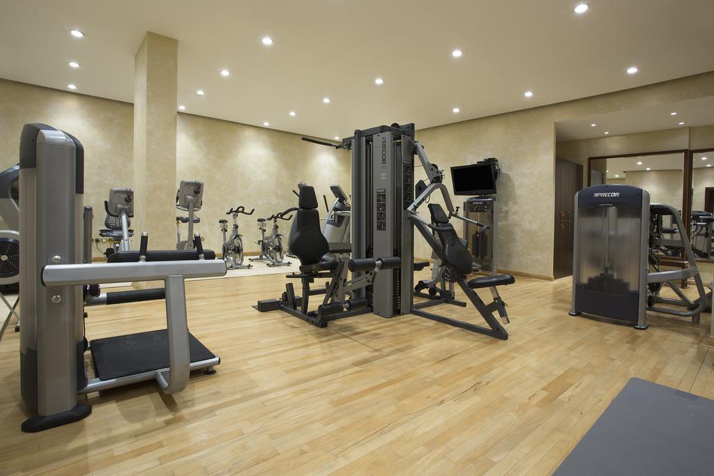 ザ リージェンシー ホテル クウェート エクステリア 写真 The gym at the hotel
